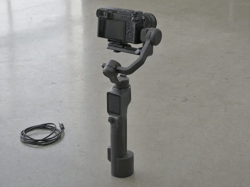 Gimbal estabilizador de tres ejes con cámara montada